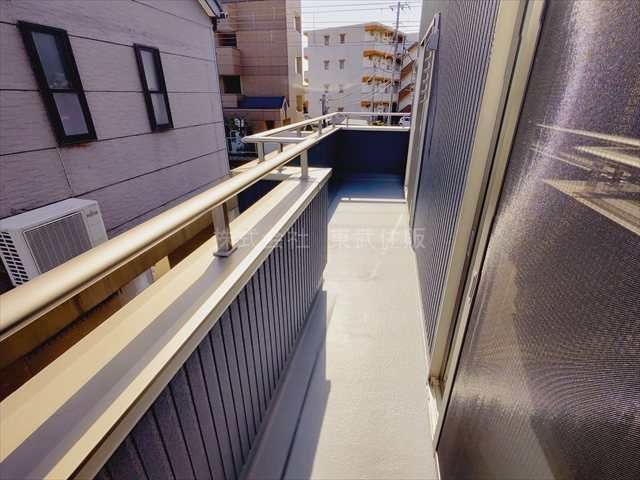 【バルコニー】 | 鶴ヶ島市上広谷　全１棟 | 暖かな日差しのふりそそぐバルコニー