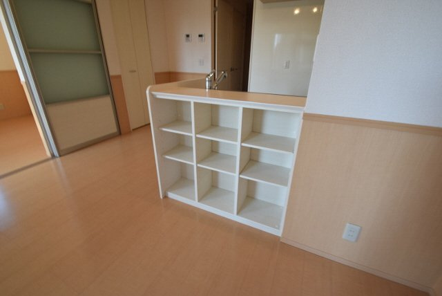 ブランシュールＡのキッチン|カウンターキッチンの裏が棚になっています