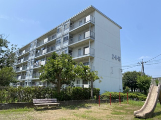 【外観】 | 大山口住宅 | 建物横に広場があります。