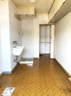 【その他】 | 大山口住宅 | 洗濯機を置くスペースとスロップシンクがある家事室。洗濯物を干したり、アイロンのスペースも取れます。