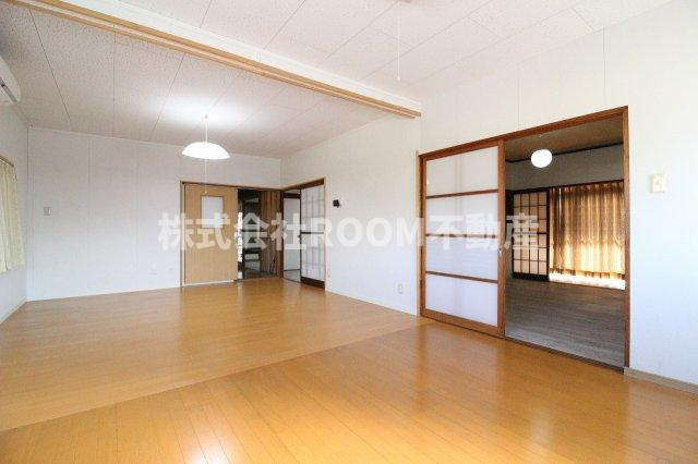 南鷹尾貸家の居間・リビング|こちらのリビングで趣味の時間をお楽しみください