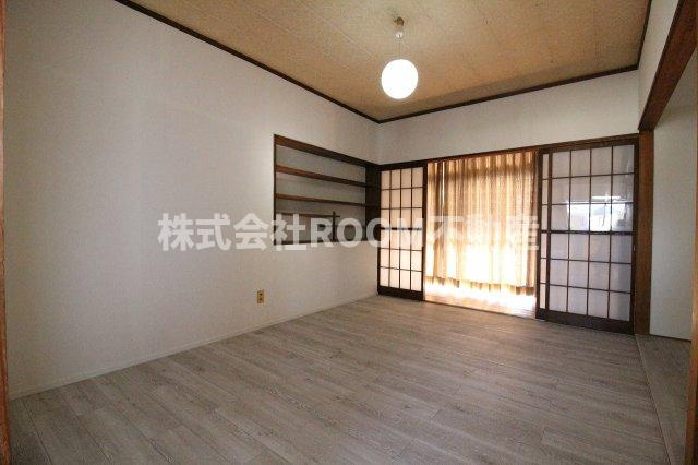 南鷹尾貸家の寝室|開放的な寝室です