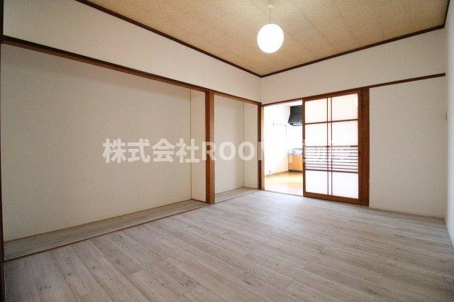 南鷹尾貸家の寝室|広くて明るい寝室