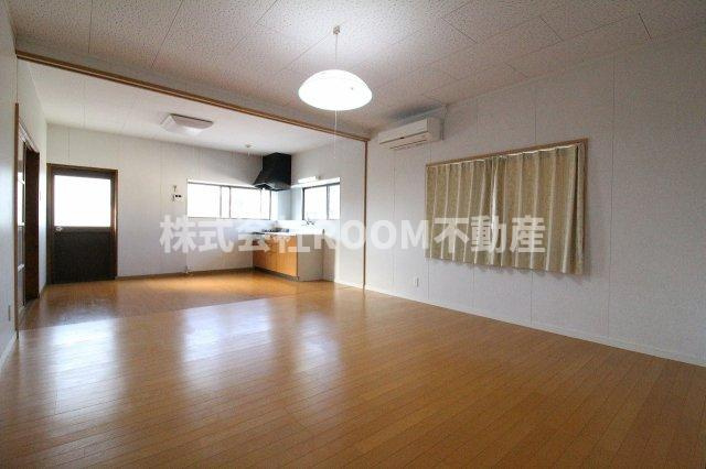 南鷹尾貸家の居間・リビング|ゆったり過ごせる居間です