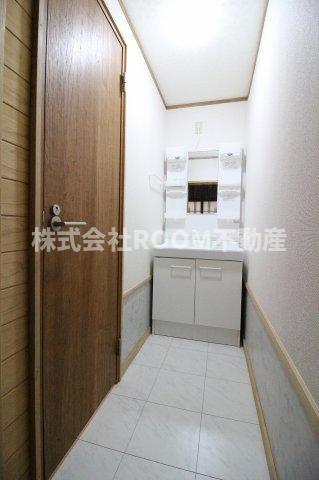 南鷹尾貸家の洗面所|スペースが確保できる洗面所です