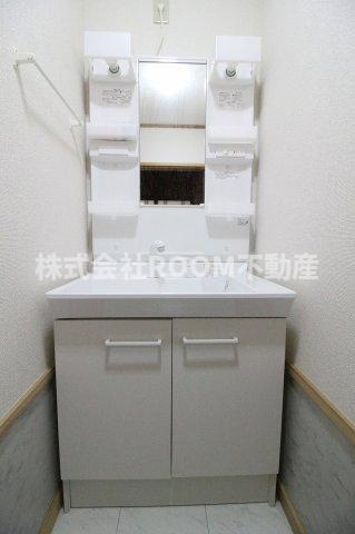 南鷹尾貸家の独立洗面台|独立洗面台あり、毎朝おしゃれに忙しい女性の方におすすめです