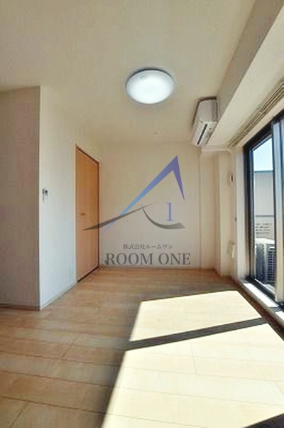 サン　ガーデンの居間・リビング|洋室のお部屋です。