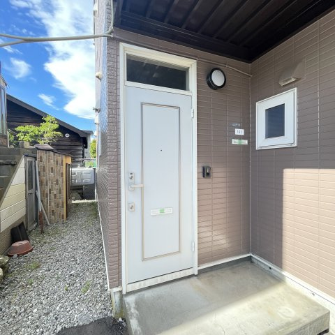 ハイツひとみの玄関