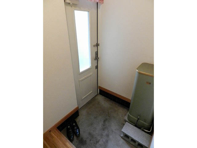 ハイツひとみの玄関