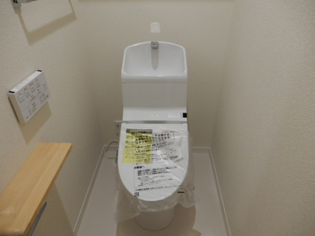 メゾンヴィアソーレAのトイレ