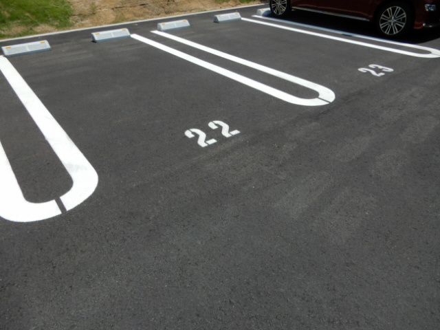 メゾンヴィアソーレAの駐車場