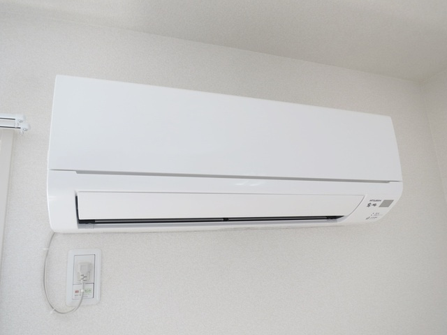 カーサ　ビアンカの設備|リビングにエアコンもついてます♪