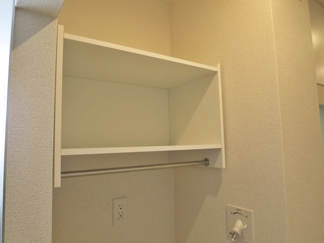 カーサ　ビアンカの収納|洗濯機置き場の上にある収納棚です♪