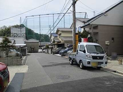 広島市佐伯区五日市町大字美鈴園　新築一戸建て(全2棟)の前面道路含む現地写真