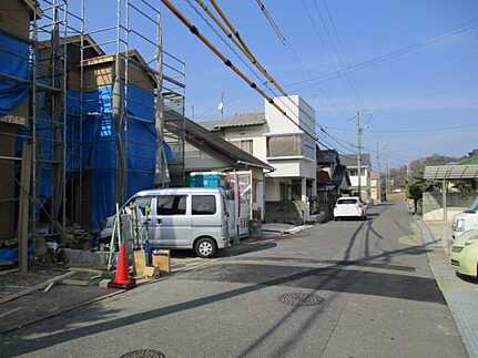 広島市佐伯区五日市町大字美鈴園　新築一戸建て(全2棟)の前面道路含む現地写真