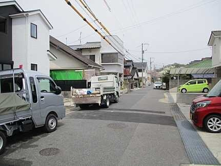 広島市佐伯区五日市町大字美鈴園　新築一戸建て(全2棟)の前面道路含む現地写真