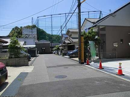 広島市佐伯区五日市町大字美鈴園　新築一戸建て(全2棟)の前面道路含む現地写真