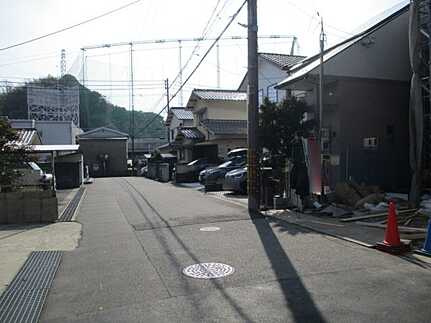 広島市佐伯区五日市町大字美鈴園　新築一戸建て(全2棟)の前面道路含む現地写真