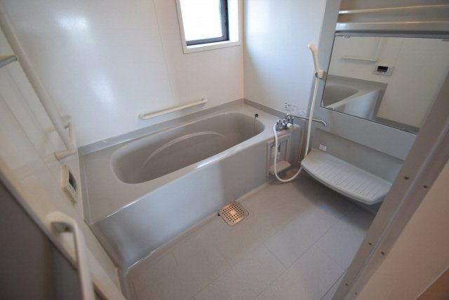 ベルデュールＢの浴室|窓付きの綺麗なお風呂