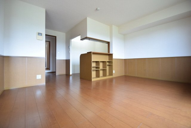 ベルデュールＢの居間・リビング|10.5帖の明るいリビング