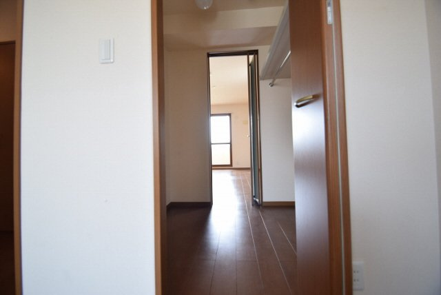 ベルデュールＢの収納|ウォークスルークローゼット