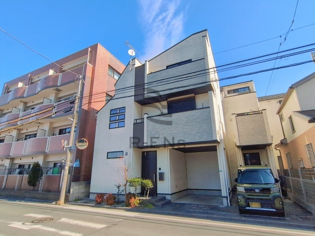 【外観】 | 西東京市新町５丁目　中古戸建て | 3階建ての堂々とした佇まい、うれしい車庫付