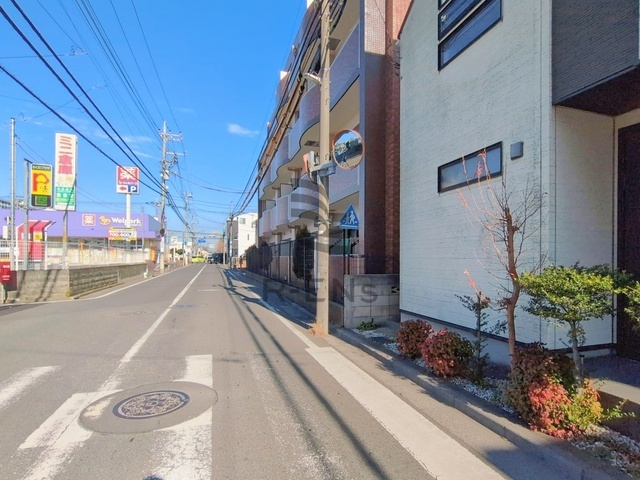 【前面道路含む現地写真】 | 西東京市新町５丁目　中古戸建て | 高く青い空を感じて暮らす街並みの一角、静かな暮らしを送れます