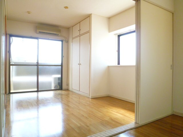 洋室５帖です。クローゼット付きです。エアコンは撤去します♪