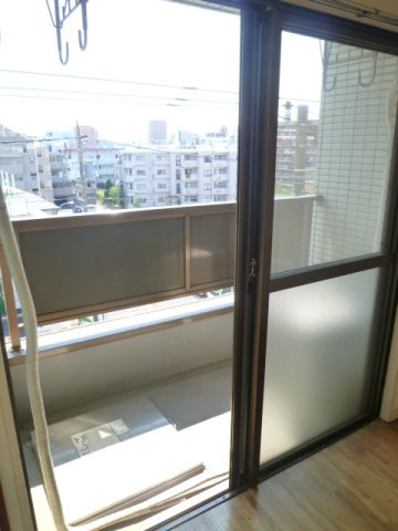 バルコニーは南西向き４階陽当り良好で、洗濯物も良く乾きます♪