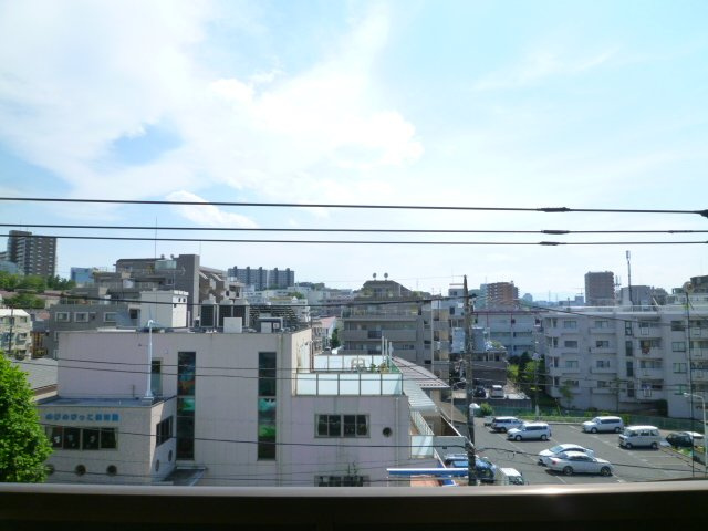 バルコニーからの眺望は前面が開けていて、陽当り眺望良好です♪