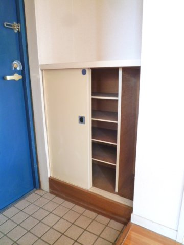 玄関にはシューズボックスが付いていて、傘も収納できます♪