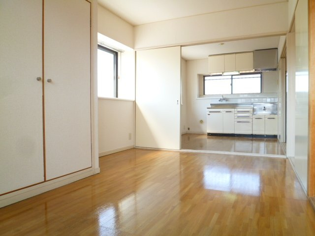 DK５帖と洋室５帖の仕切り扉を外してリビングとして使えます♪