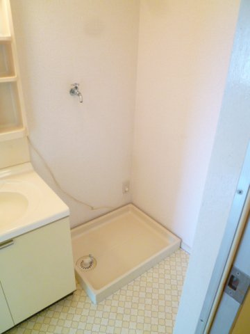 洗面台の隣に洗濯機置き場がございます♪