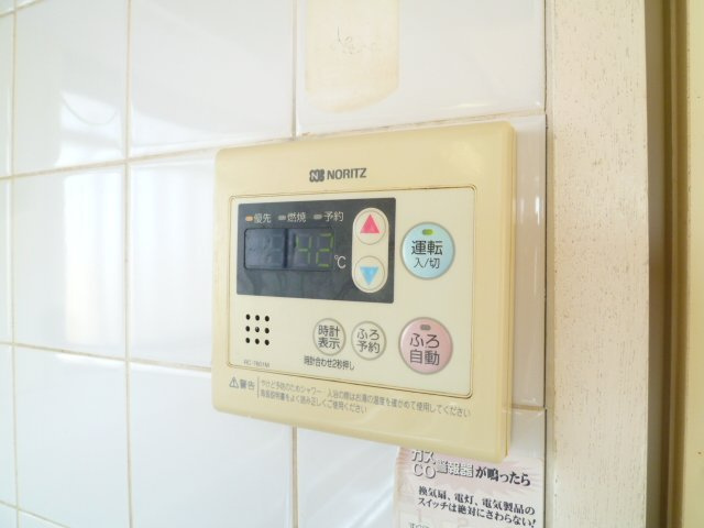 キッチンにも給湯リモコンがあり、温度調節が可能です♪