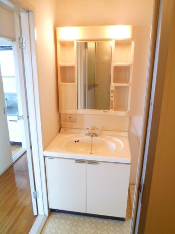 洗面所には独立洗面台と洗濯機置き場がございます♪