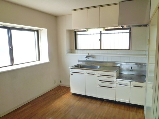 出窓付きの明るいキッチン。２口プロパンガスコンロ設置可です♪