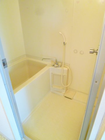 追い炊きや自動湯張り機能付きのお風呂です♪