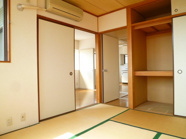 和室６．５帖には一間分の押入付きです。エアコンは撤去します♪