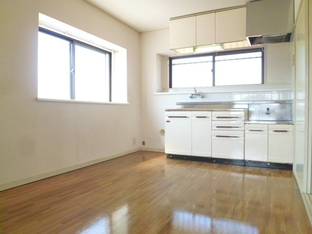 大きな窓付きで明るく開放感のある、DK５帖です♪