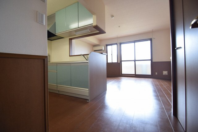 ベルデュールＢの居間・リビング|キッチンからリビング