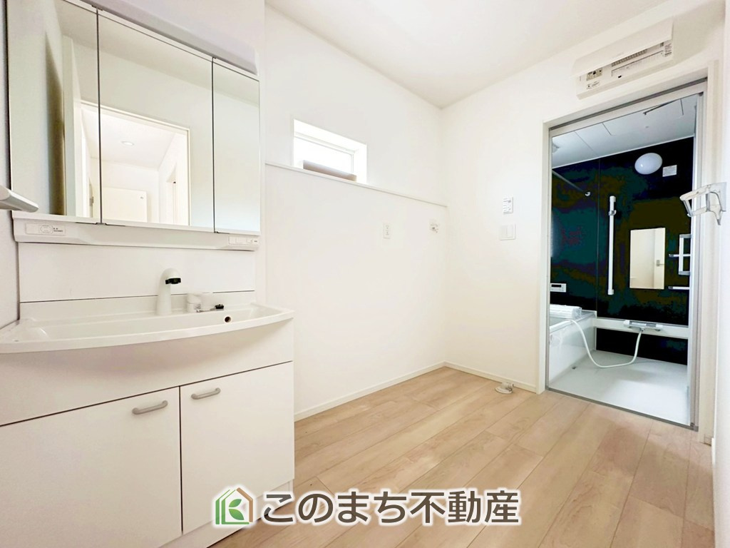 CRADLEGARDEN栃木市河合町第1の洗面所|同社施工物件の写真です。※建具やフローリング、その他仕様が違う場合がございます。シャンプードレッサーで朝の身支度♪伸びるホースでお掃除も簡単清潔です！