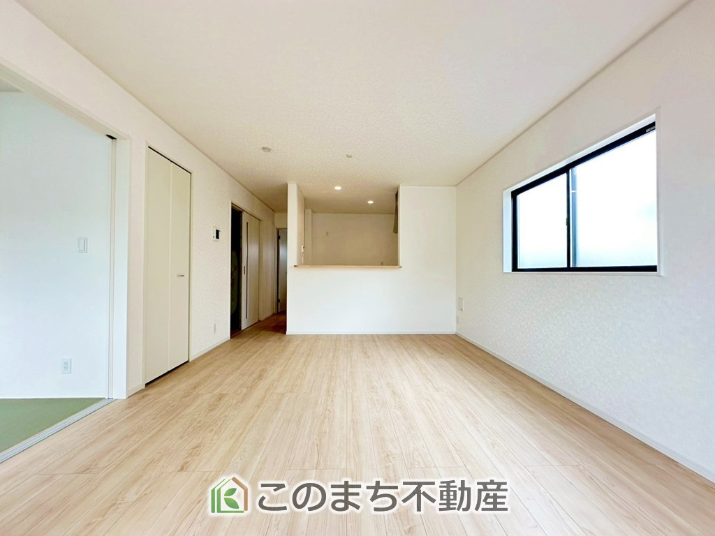 CRADLEGARDEN栃木市河合町第1の居間・リビング|開放感のある広々としたリビング☆家族みんなでゆったりくつろげます♪
南側から暖かな日差しが差し込みます♪キッチンからリビングの様子がよく見渡せます☆