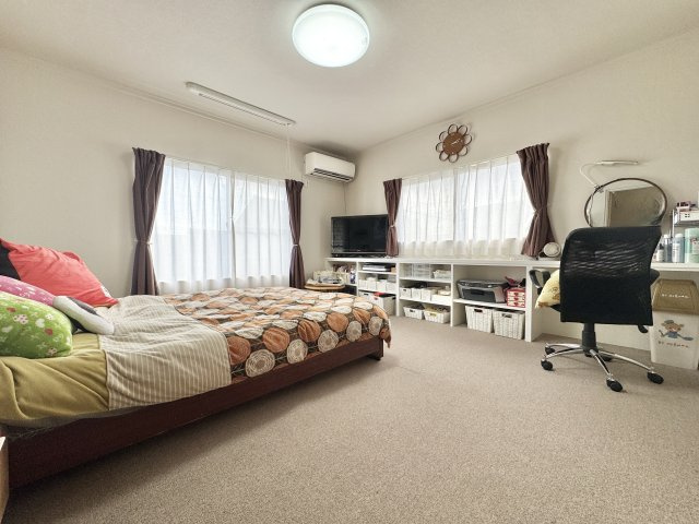 浜名区引佐町井伊谷　中古戸建ての洋室|２階南西洋室。主寝室としてお使いいただけます。
