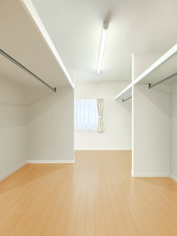 浜名区引佐町井伊谷　中古戸建ての収納|主寝室のウォークインクロゼット。かなり広いので、洋服好きの方におススメです♪
（家具消ししてあります）