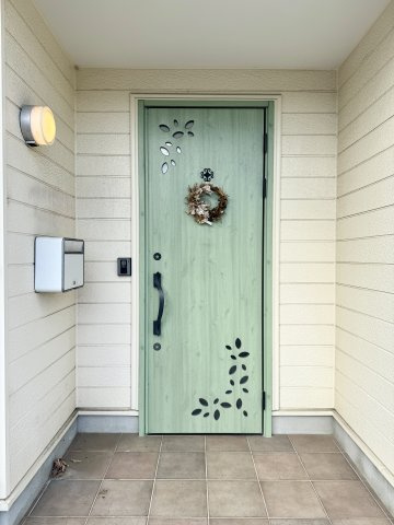 浜名区引佐町井伊谷　中古戸建ての玄関|淡い緑がオシャレな玄関扉♪