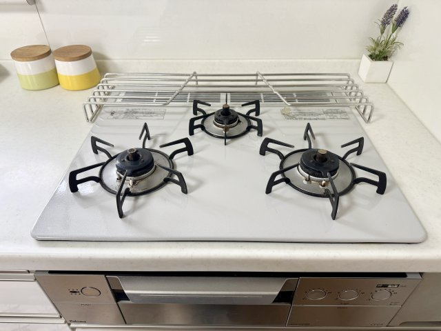 浜名区引佐町井伊谷　中古戸建てのその他|便利な3つ口コンロ！食事の支度がはかどりますね！