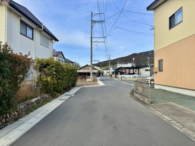 浜名区引佐町井伊谷　中古戸建ての前面道路含む現地写真|東側前面道路を南側から北向きに撮影しました。
