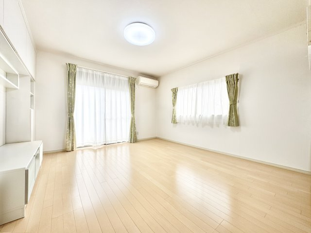 浜名区引佐町井伊谷　中古戸建ての居間・リビング|大きな窓から光が入るリビングは家族が集う温かい空間です。
（家具消ししてあります）
