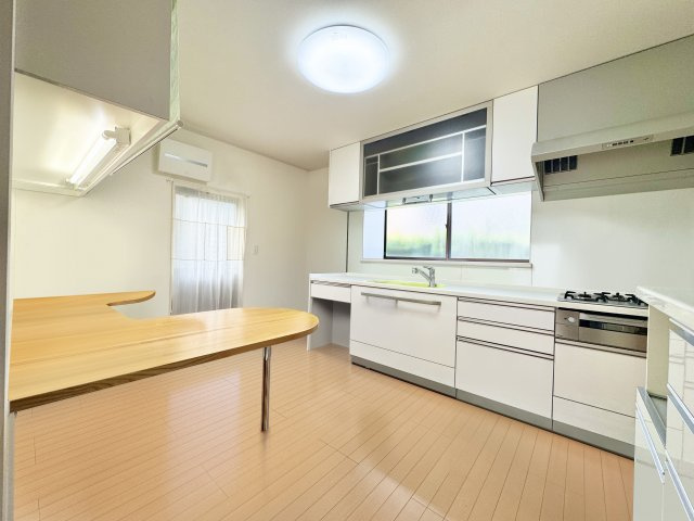 浜名区引佐町井伊谷　中古戸建てのキッチン|ダイニングキッチン♪オシャレな造作机が付いております。
（家具消ししてあります）