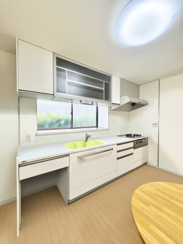 浜名区引佐町井伊谷　中古戸建てのキッチン|システムキッチンには便利な電動昇降棚が付いております♪